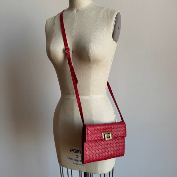 BOTTEGA GIOTTI Red Woven Crossbody Built-in-Wallet Bag - Picture 1 of 9